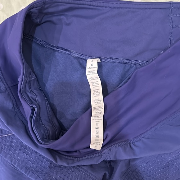 lululemon size 4 2.5 shorts - Picture 3 of 3